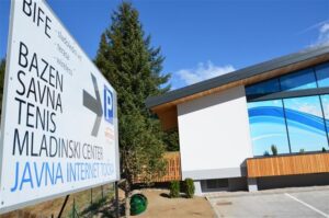 Mladinski center železniki - vhod